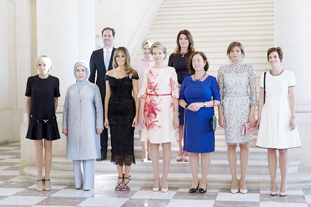 Первые леди страны. Премьер-министр Люксембурга первые леди. Премьер министр Люксембурга с супругой в платье. Премьер министр Люксембурга с женой 2019. Премьер министр Люксембурга с мужем в платье.